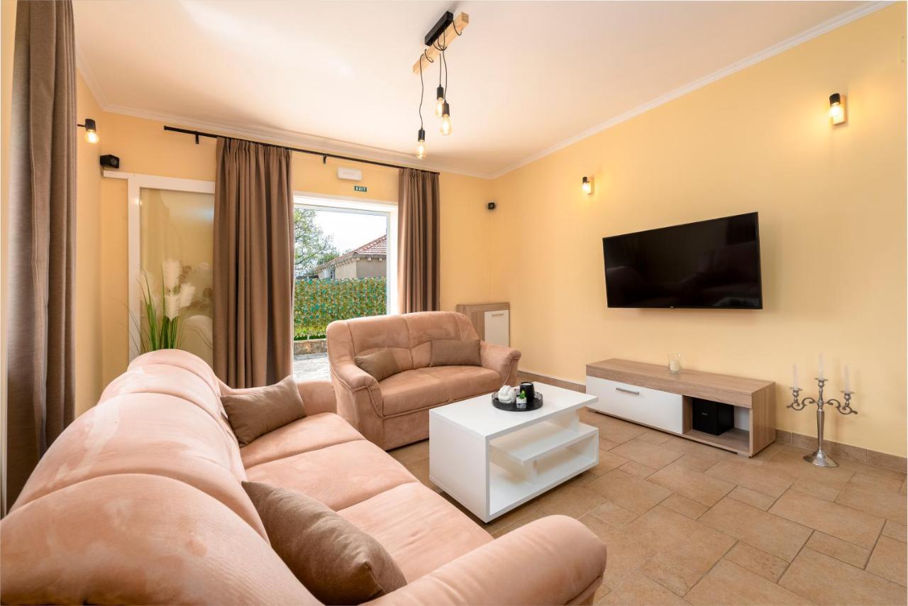 Vila Vergatum-Privacy,Gym,Billiards,Table Tennis Donji Brgat Extérieur photo
